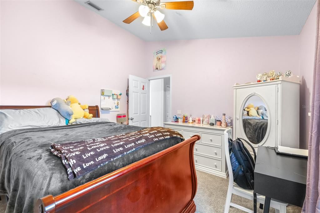 Activo con contrato: $599,000 (4 camas, 3 baños, 2175 Pies cuadrados)