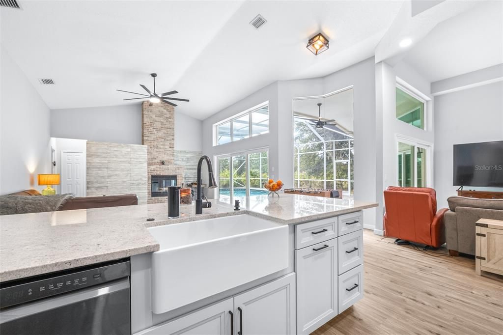 Activo con contrato: $599,000 (4 camas, 3 baños, 2175 Pies cuadrados)