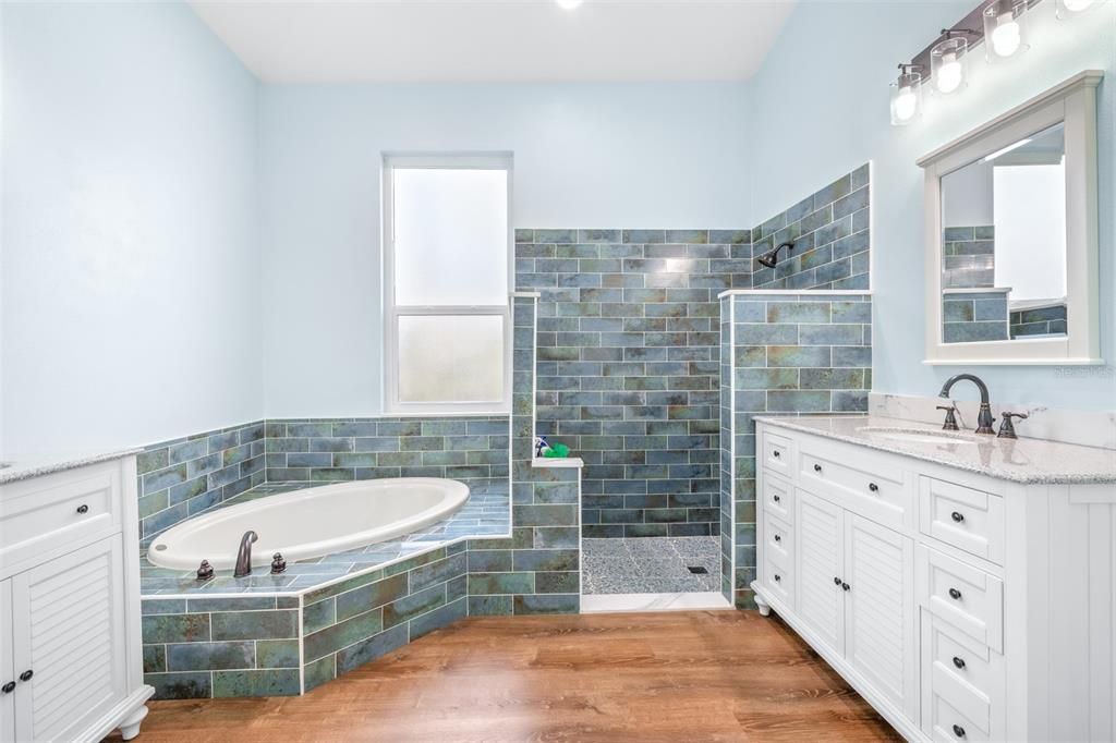 Activo con contrato: $599,000 (4 camas, 3 baños, 2175 Pies cuadrados)