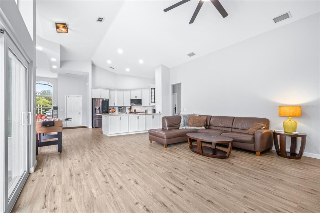 Activo con contrato: $599,000 (4 camas, 3 baños, 2175 Pies cuadrados)