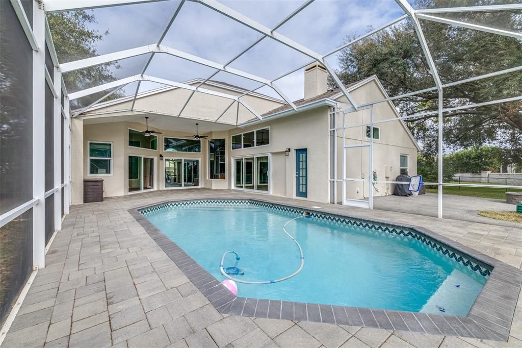 Activo con contrato: $599,000 (4 camas, 3 baños, 2175 Pies cuadrados)