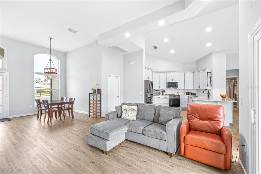 Activo con contrato: $599,000 (4 camas, 3 baños, 2175 Pies cuadrados)