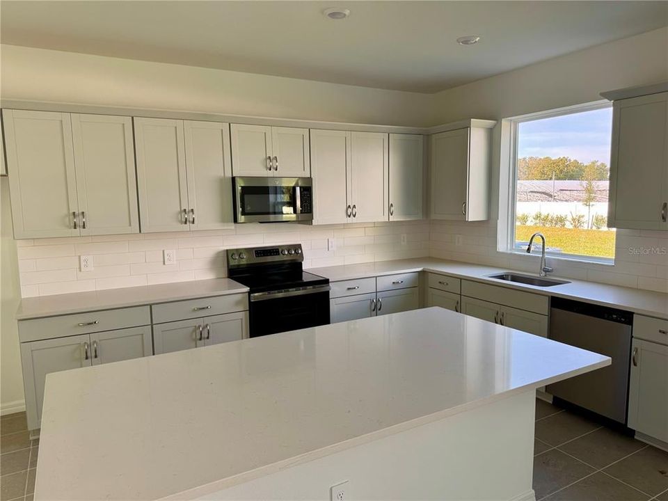 For Sale: $489,999 (3 beds, 2 baths, 2756 Square Feet)