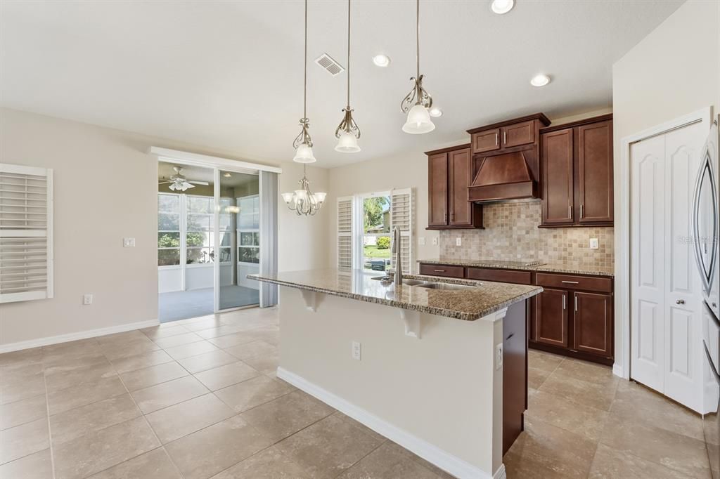 На продажу: $470,000 (4 спален, 2 ванн, 2024 Квадратных фут)