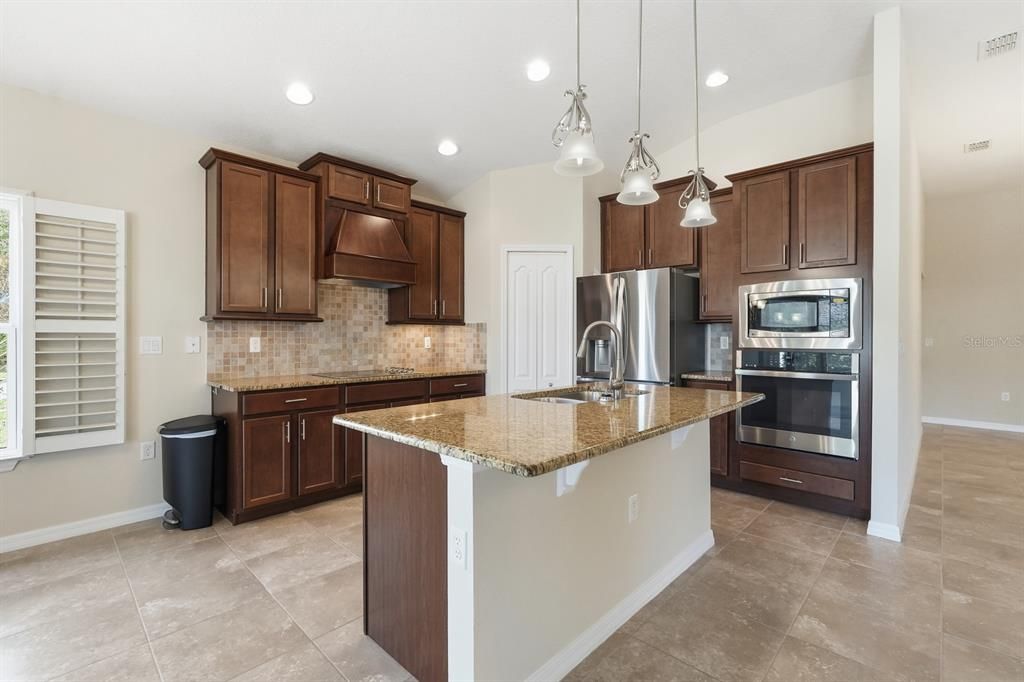 На продажу: $470,000 (4 спален, 2 ванн, 2024 Квадратных фут)