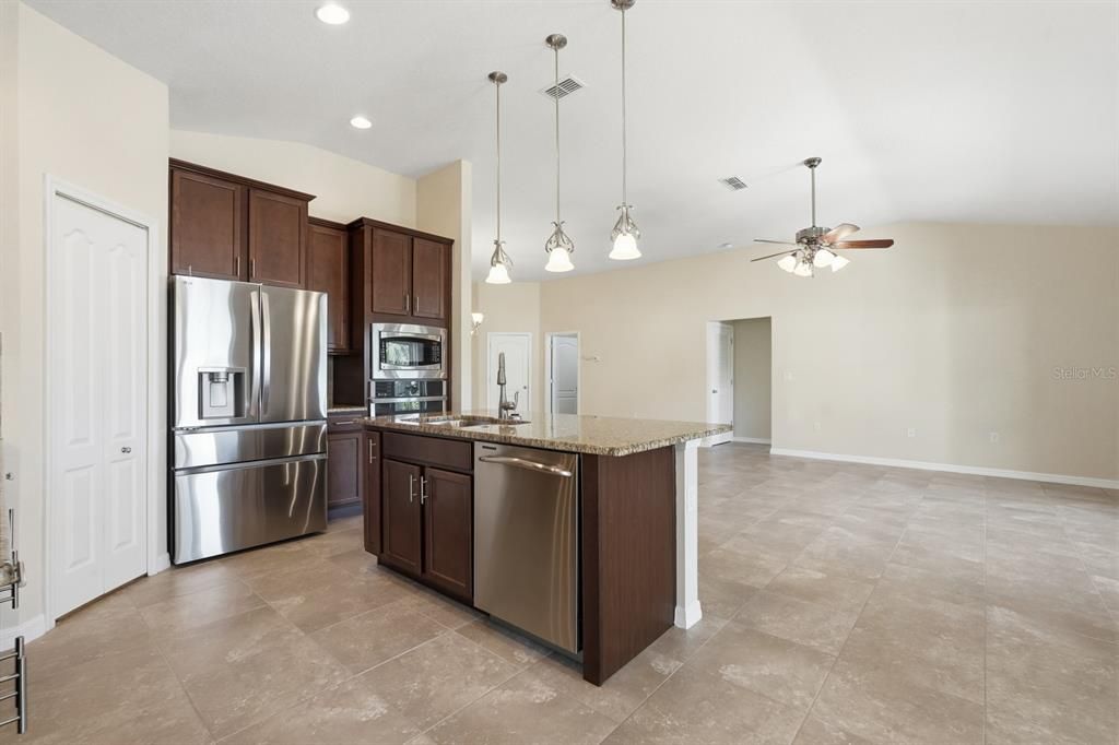 На продажу: $470,000 (4 спален, 2 ванн, 2024 Квадратных фут)