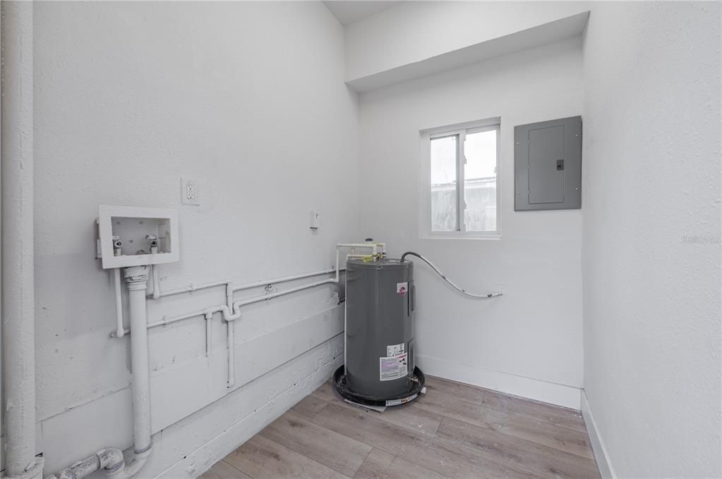 For Sale: $275,000 (3 beds, 1 baths, 840 Square Feet)