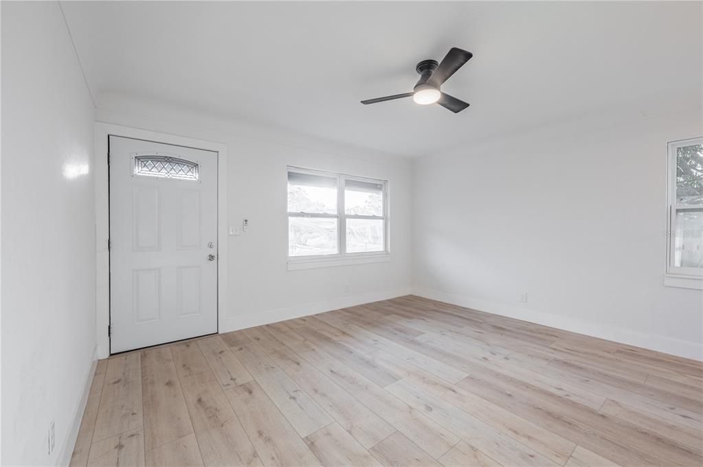 For Sale: $275,000 (3 beds, 1 baths, 840 Square Feet)