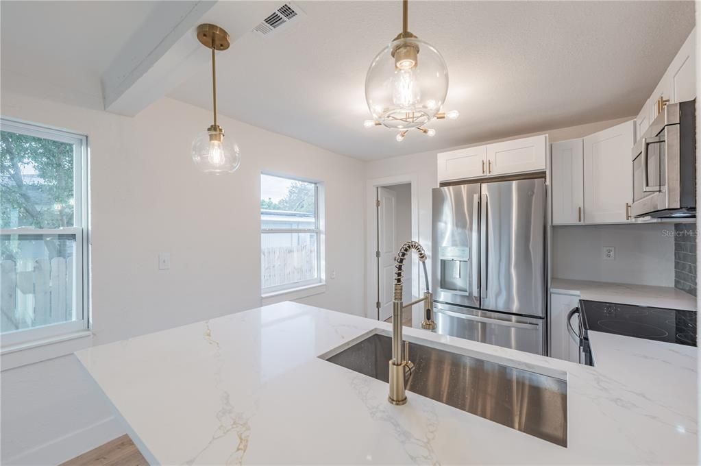 For Sale: $275,000 (3 beds, 1 baths, 840 Square Feet)