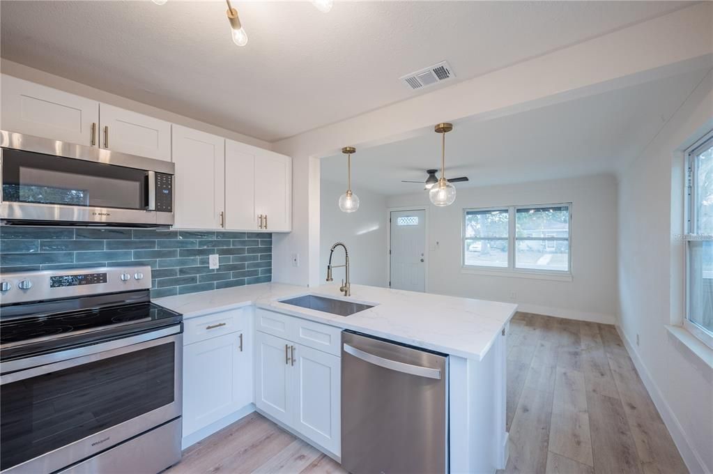 For Sale: $275,000 (3 beds, 1 baths, 840 Square Feet)