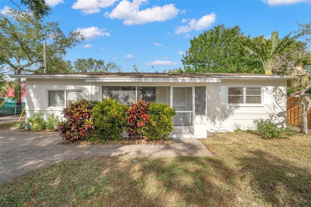 For Rent: $2,199 (2 beds, 1 baths, 968 Square Feet)