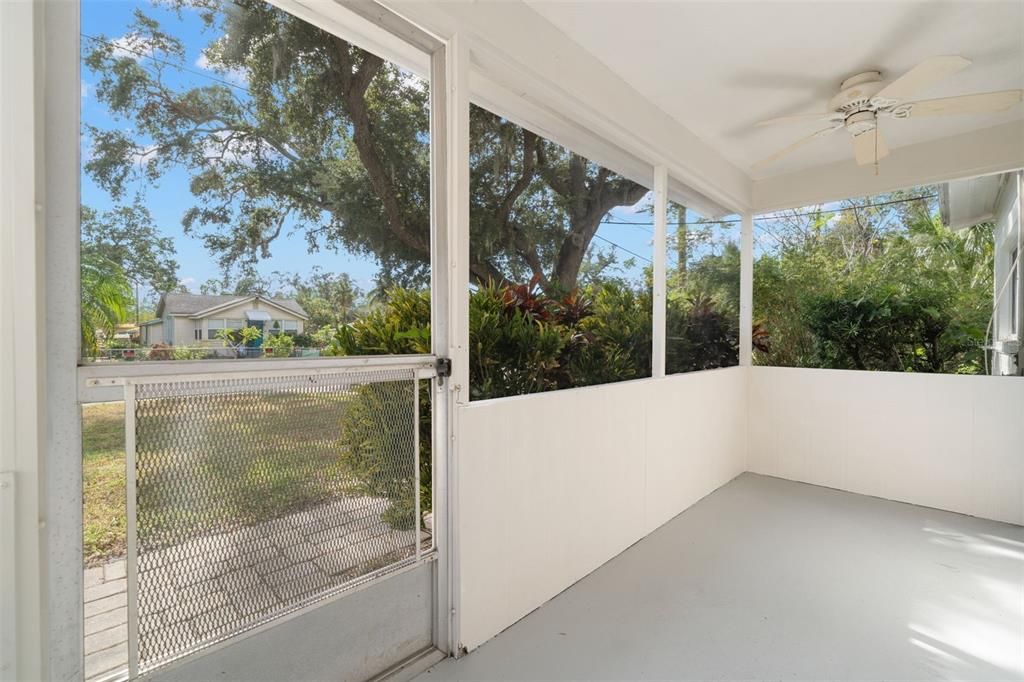 For Rent: $2,199 (2 beds, 1 baths, 968 Square Feet)