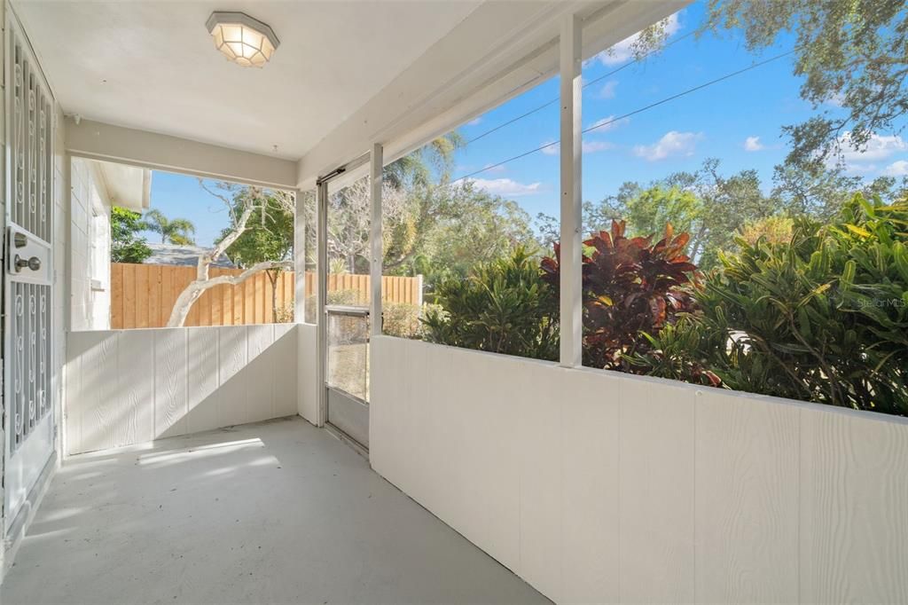 For Rent: $2,199 (2 beds, 1 baths, 968 Square Feet)