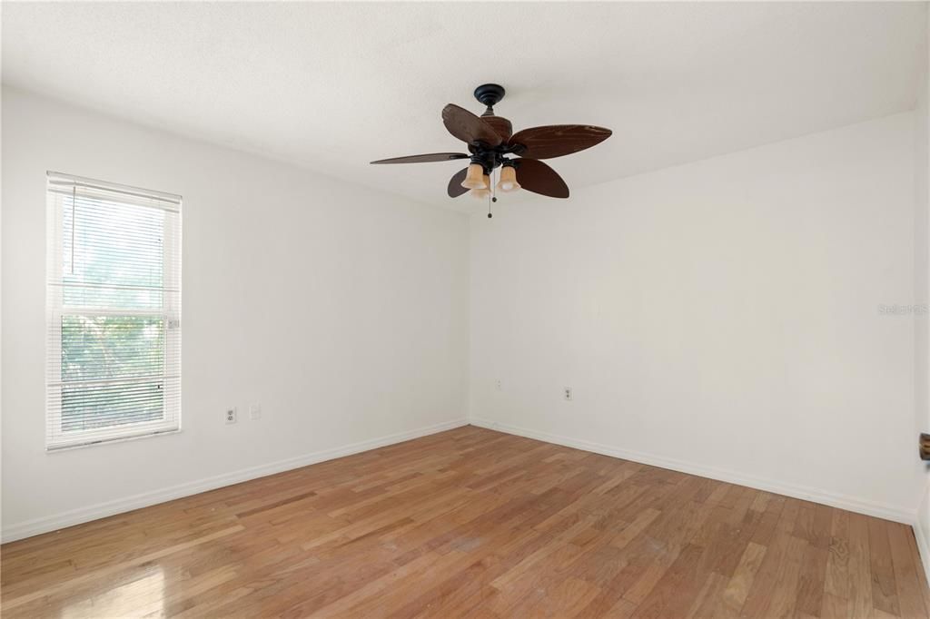 待售: $225,000 (2 贝兹, 1 浴室, 1032 平方英尺)