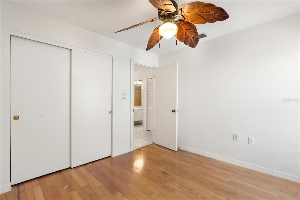 待售: $225,000 (2 贝兹, 1 浴室, 1032 平方英尺)