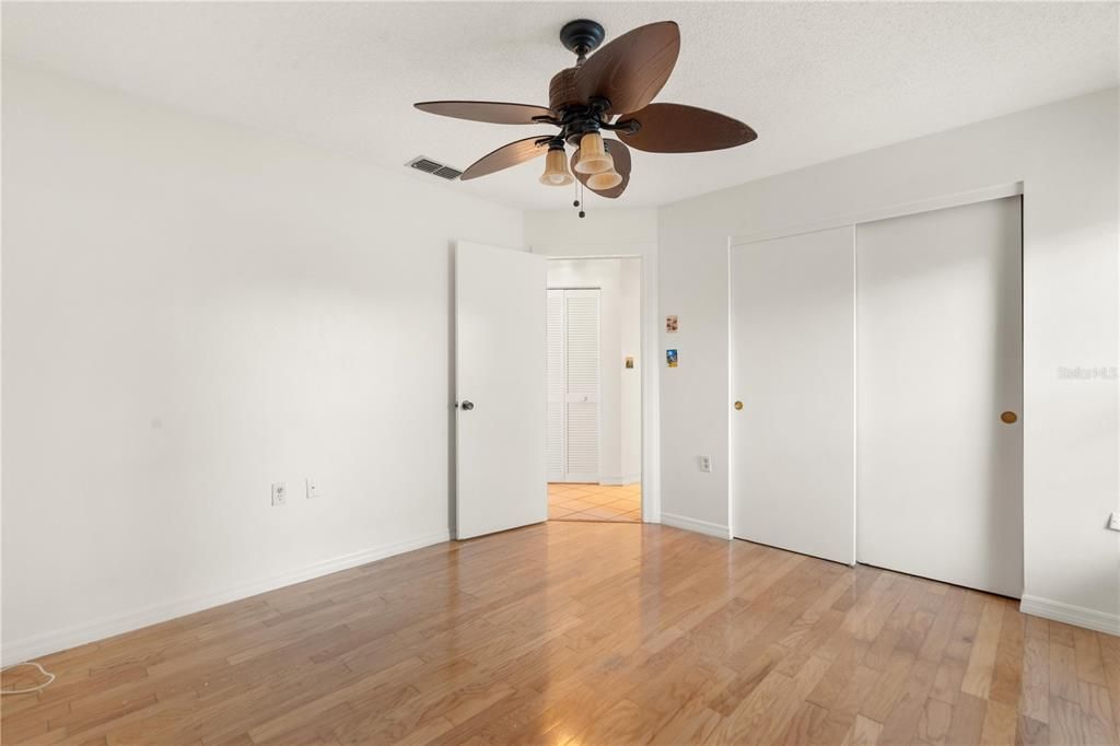 待售: $225,000 (2 贝兹, 1 浴室, 1032 平方英尺)