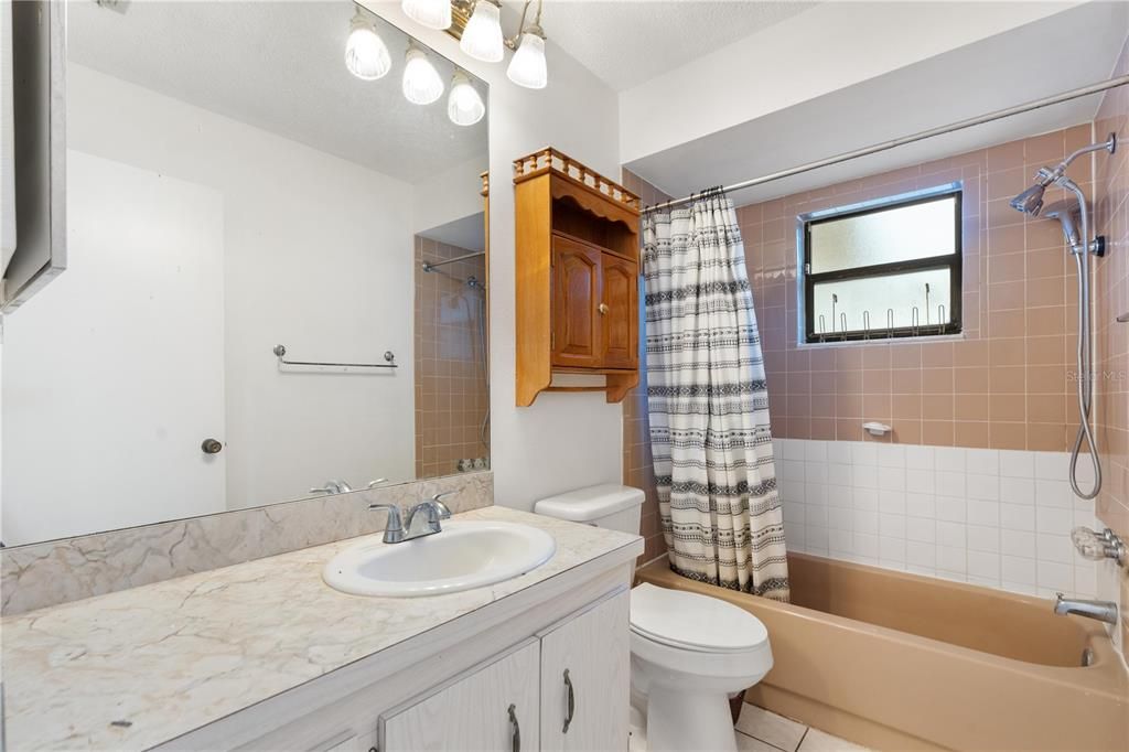 待售: $225,000 (2 贝兹, 1 浴室, 1032 平方英尺)