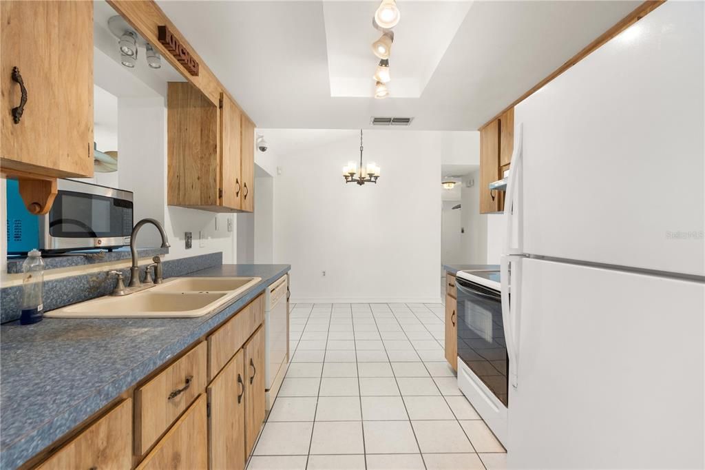 待售: $225,000 (2 贝兹, 1 浴室, 1032 平方英尺)