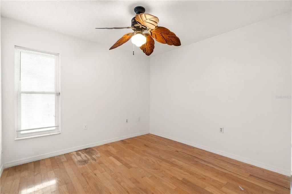 待售: $225,000 (2 贝兹, 1 浴室, 1032 平方英尺)