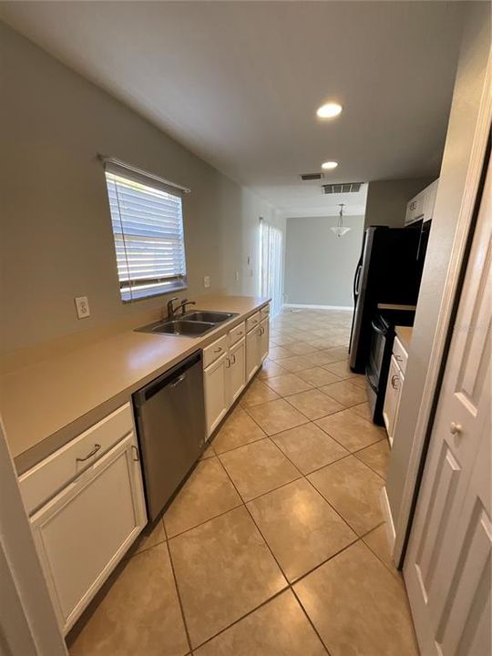 For Rent: $1,600 (2 beds, 2 baths, 1130 Square Feet)