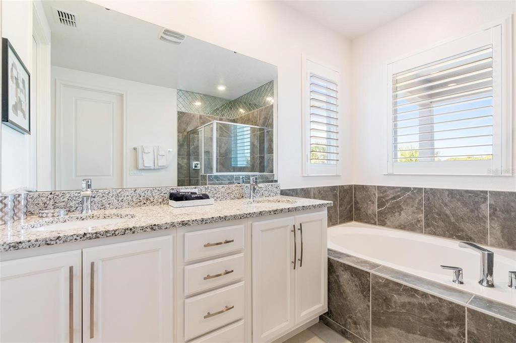 En Venta: $1,000,000 (5 camas, 5 baños, 3428 Pies cuadrados)