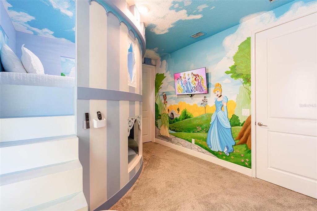 En Venta: $1,000,000 (5 camas, 5 baños, 3428 Pies cuadrados)