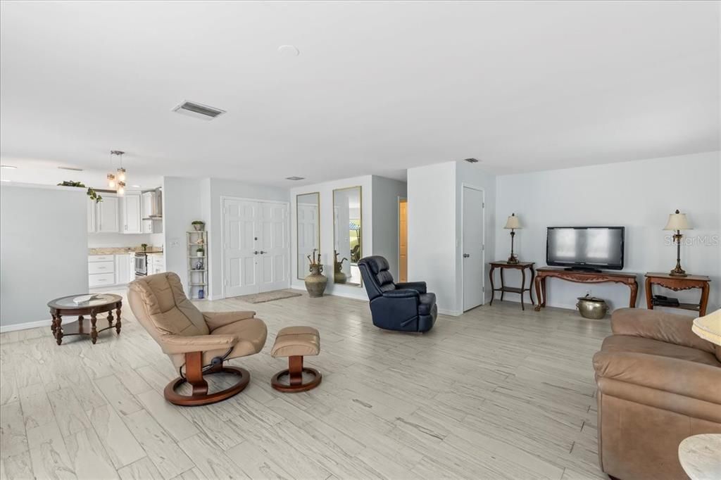 На продажу: $359,900 (3 спален, 2 ванн, 1218 Квадратных фут)