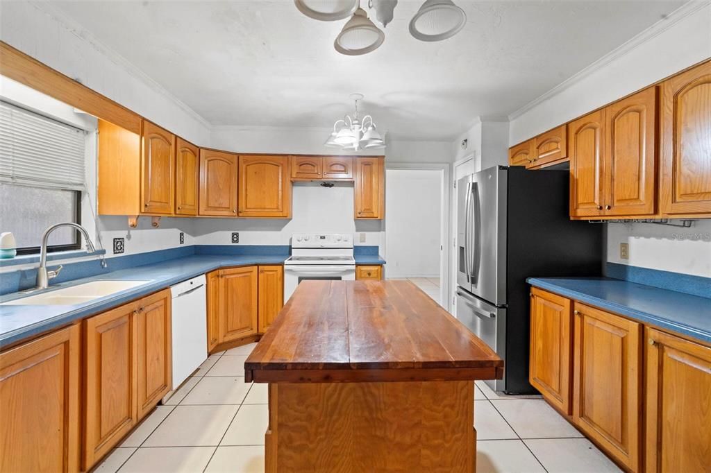 待售: $121,000 (3 贝兹, 2 浴室, 2198 平方英尺)