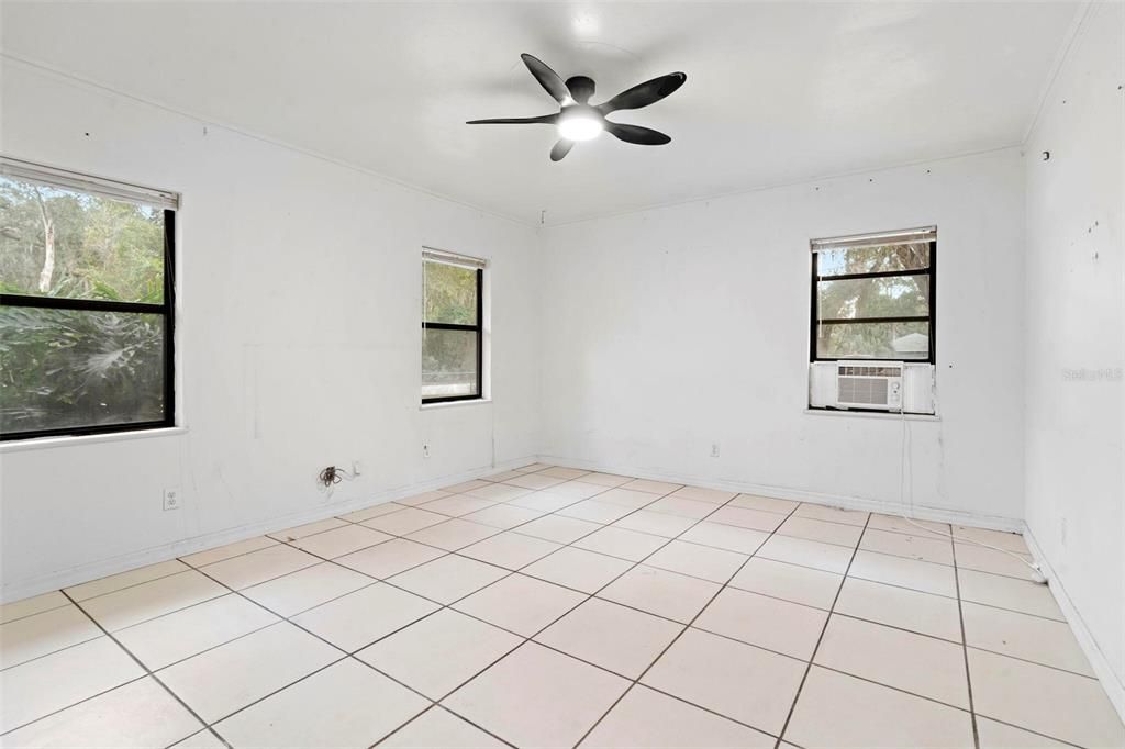 待售: $121,000 (3 贝兹, 2 浴室, 2198 平方英尺)