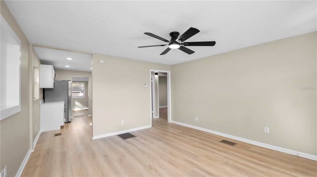 For Sale: $225,000 (3 beds, 1 baths, 994 Square Feet)