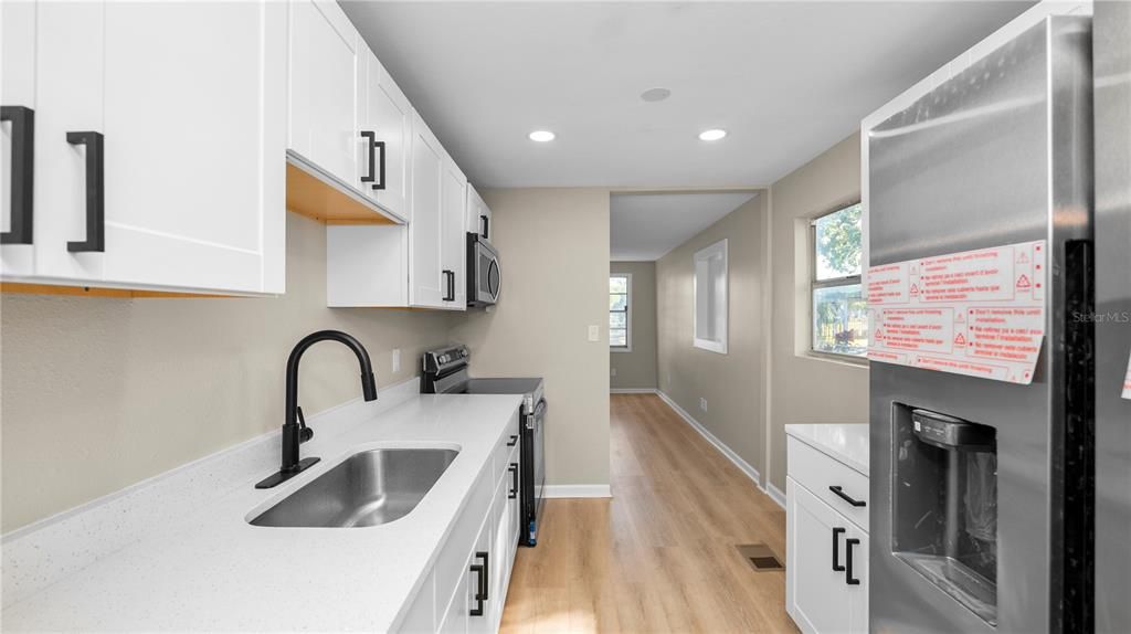 For Sale: $225,000 (3 beds, 1 baths, 994 Square Feet)