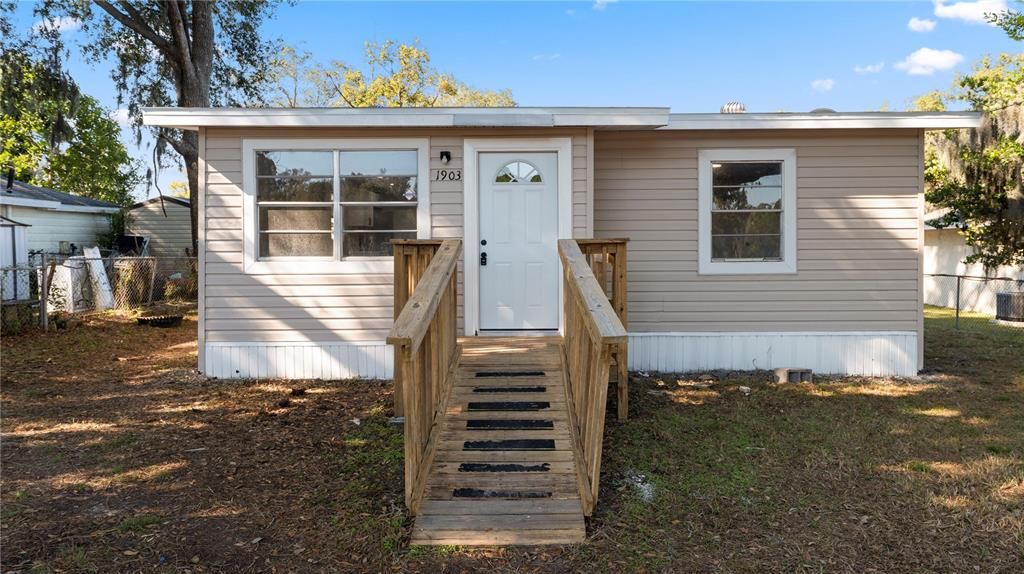 For Sale: $225,000 (3 beds, 1 baths, 994 Square Feet)