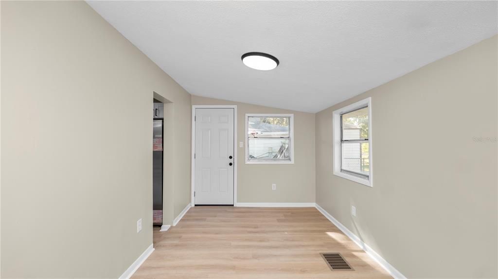 For Sale: $225,000 (3 beds, 1 baths, 994 Square Feet)