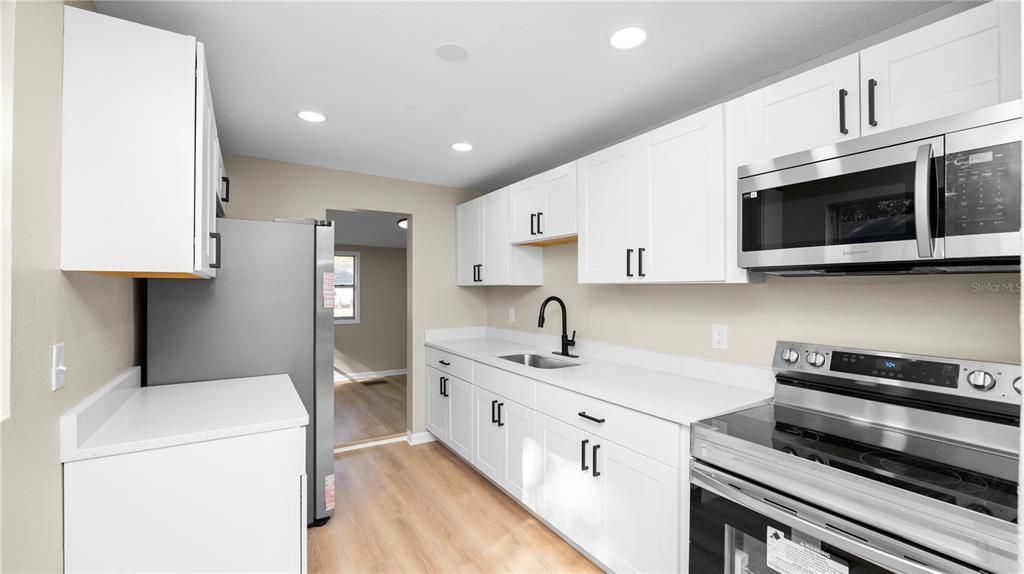 For Sale: $225,000 (3 beds, 1 baths, 994 Square Feet)