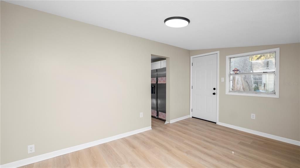 For Sale: $225,000 (3 beds, 1 baths, 994 Square Feet)