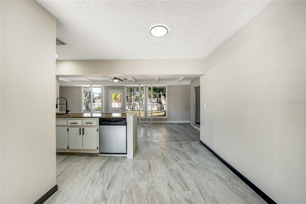 待售: $160,000 (2 贝兹, 2 浴室, 916 平方英尺)