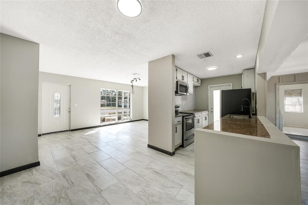 待售: $160,000 (2 贝兹, 2 浴室, 916 平方英尺)