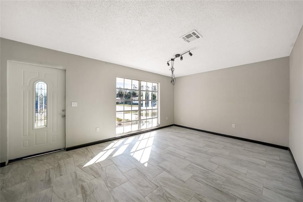 待售: $160,000 (2 贝兹, 2 浴室, 916 平方英尺)