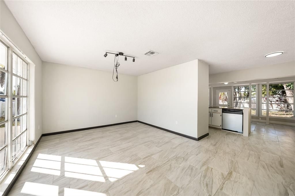 待售: $160,000 (2 贝兹, 2 浴室, 916 平方英尺)