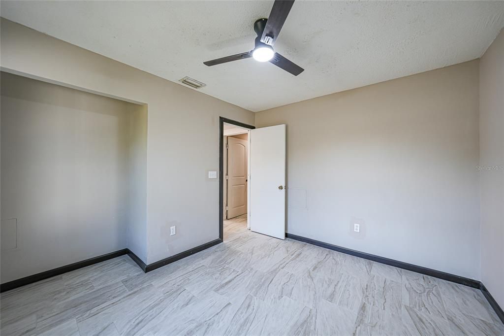 待售: $160,000 (2 贝兹, 2 浴室, 916 平方英尺)