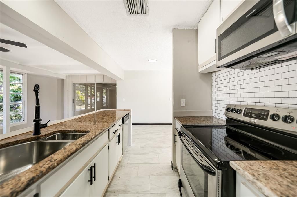 待售: $160,000 (2 贝兹, 2 浴室, 916 平方英尺)