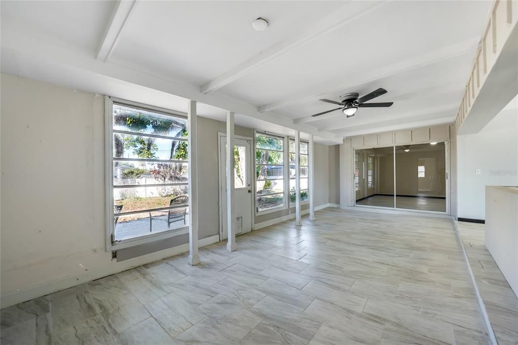 待售: $160,000 (2 贝兹, 2 浴室, 916 平方英尺)