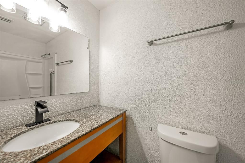 待售: $160,000 (2 贝兹, 2 浴室, 916 平方英尺)