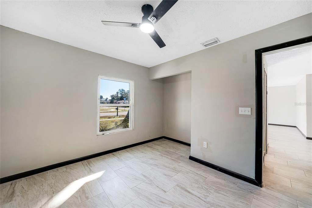 待售: $160,000 (2 贝兹, 2 浴室, 916 平方英尺)