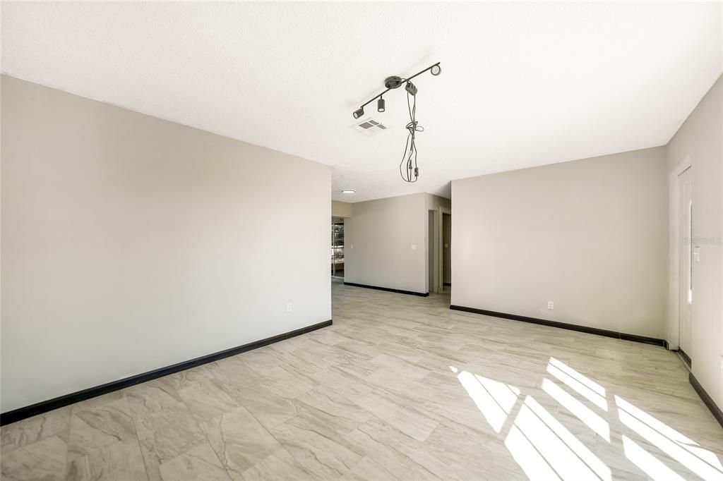 待售: $160,000 (2 贝兹, 2 浴室, 916 平方英尺)