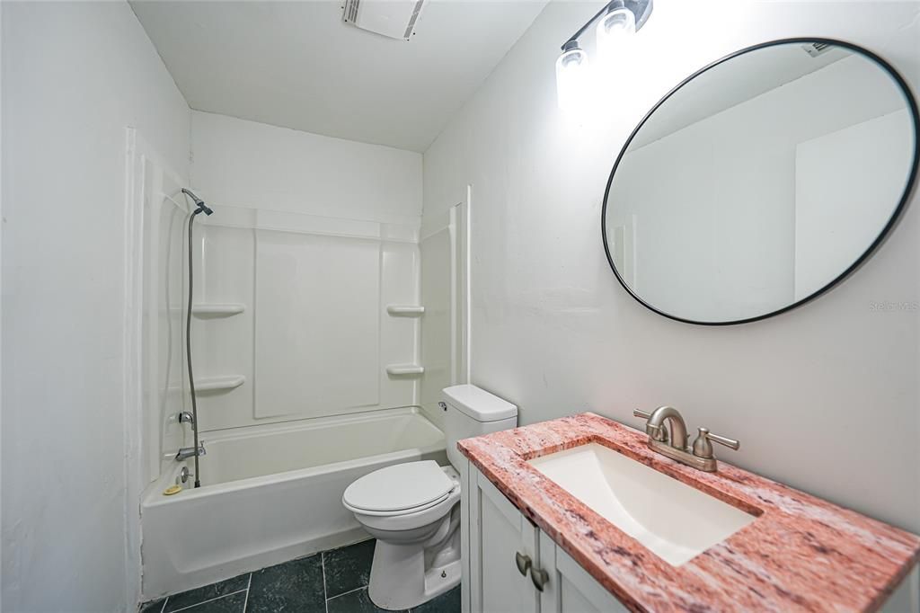 待售: $160,000 (2 贝兹, 2 浴室, 916 平方英尺)