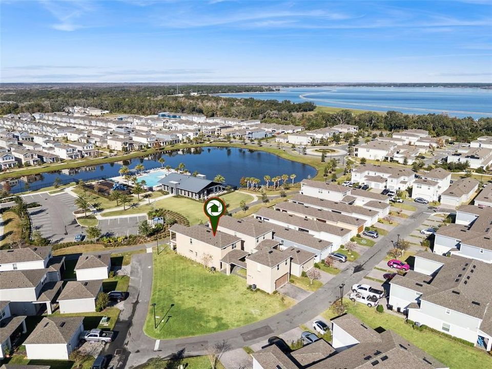 出租: $3,200 (4 贝兹, 3 浴室, 2500 平方英尺)