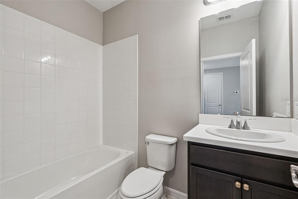 出租: $3,200 (4 贝兹, 3 浴室, 2500 平方英尺)