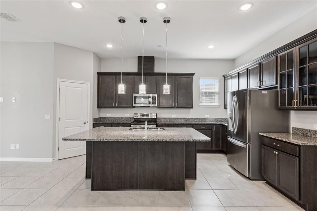 出租: $3,200 (4 贝兹, 3 浴室, 2500 平方英尺)