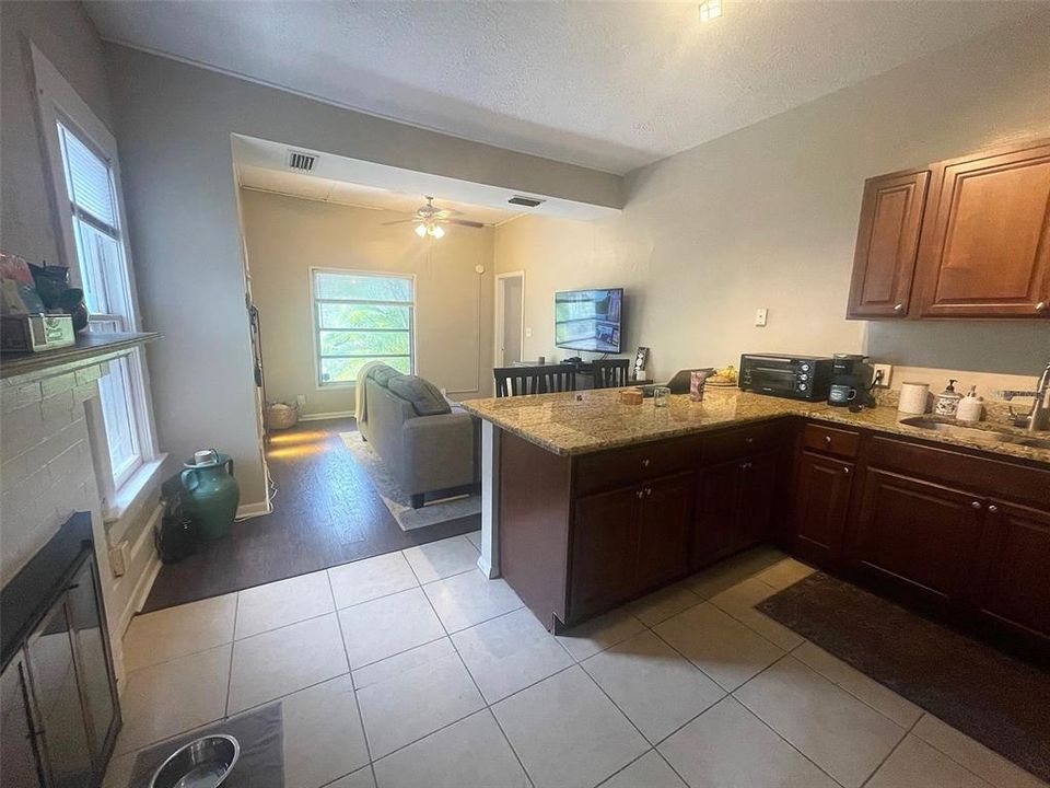 出租: $1,825 (2 贝兹, 1 浴室, 660 平方英尺)